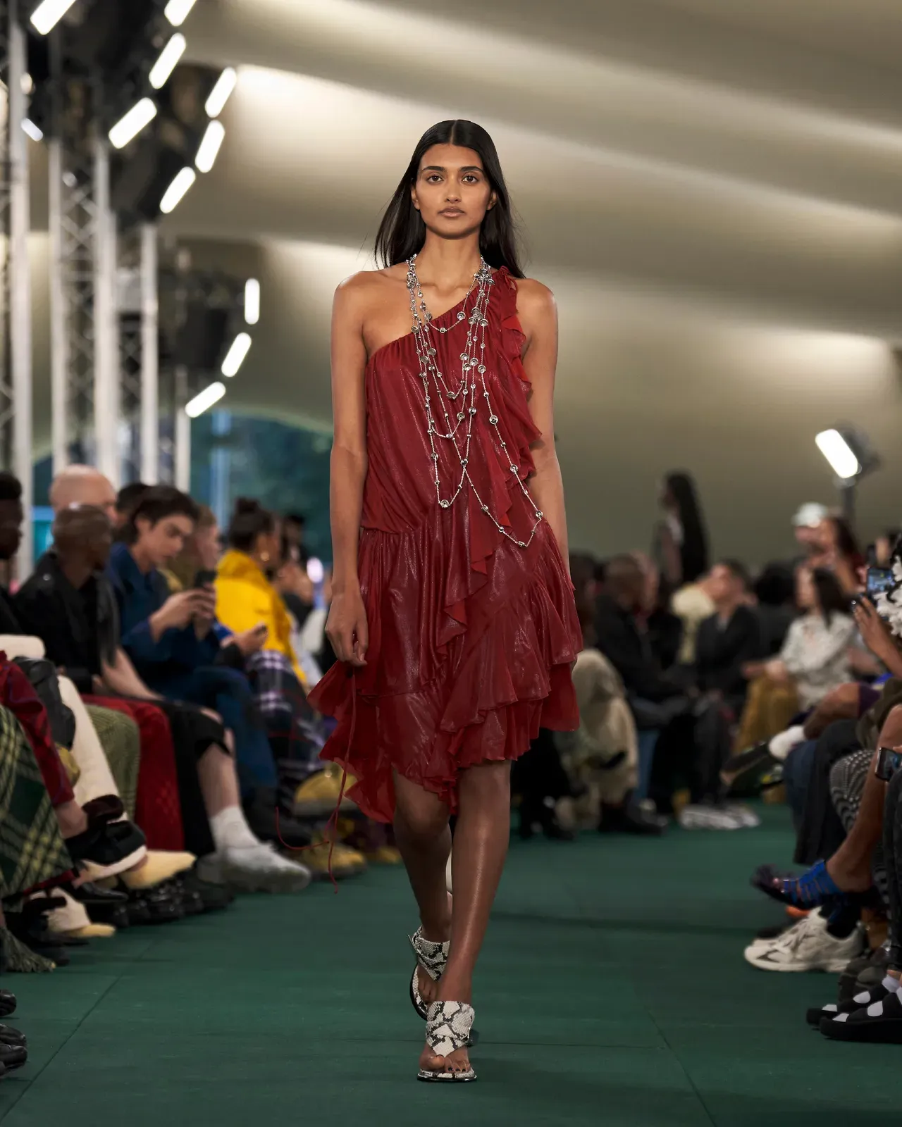 Burberry Summer 2024: Daniel Lee’s Masterful Mix of Heritage and Modernity