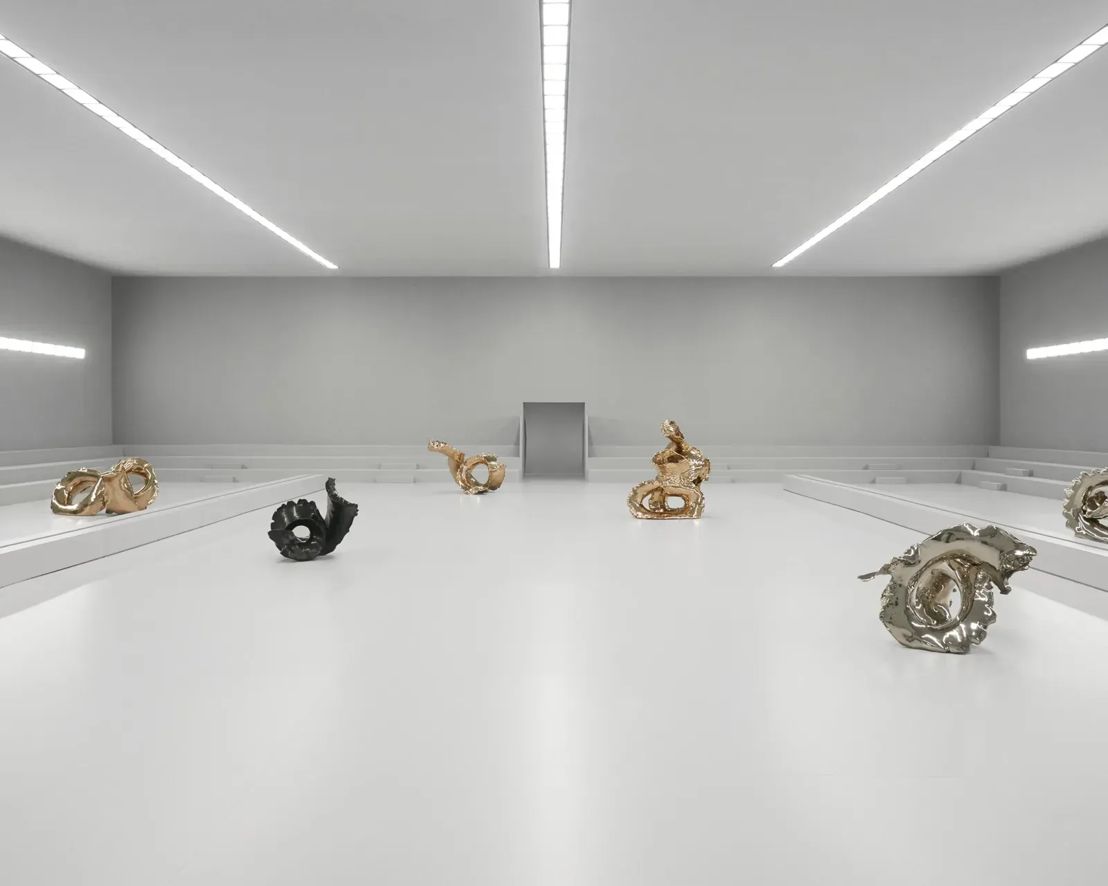 LOEWE’s SS24 Collection: Fashion and Artistic Brilliance with Lynda Benglis