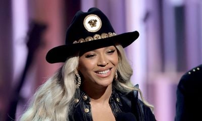 Beyoncé Stuns in Vintage Versace at 2024 iHeartRadio Awards