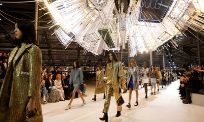 Review: Louis Vuitton Women’s Fall/Winter 2024-25, Ghesquière Goes Back to the Future for A Dramatic Collection