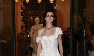 Anne Hathaway Proves Sustainability is the New Luxury in Bespoke Gap Creation