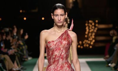 Victoria Beckham Spring-Summer 2025: Contrasts and Fluid Elegance
