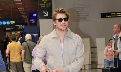Joe Alwyn Arrives at Cannes in Style: A Bottega Veneta Masterpiece