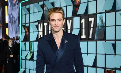 Robert Pattinson Shines in Dior at ‘Mickey 17’ Premiere