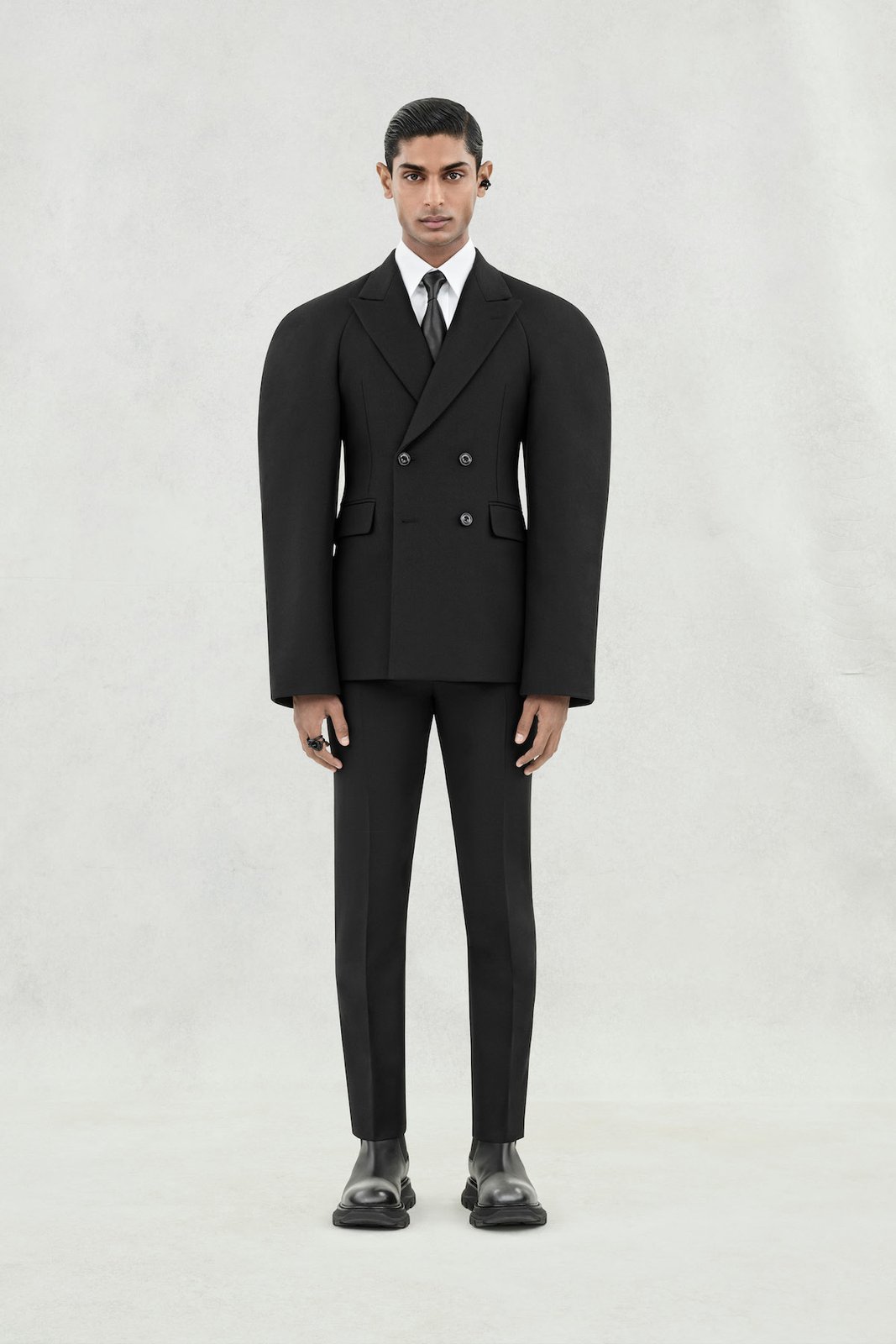 Alexander McQueen Spring/Summer 2024 Menswear Collection, Look 4