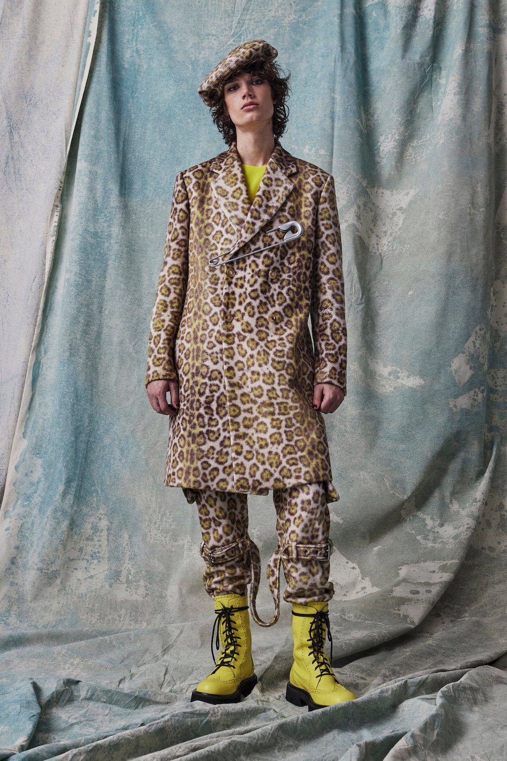 07-MOSCHINO-PRE-FALL-2023-MENSWEAR-photo-by-Marcus-Mam-courtesy-of-Moschino.jpg
