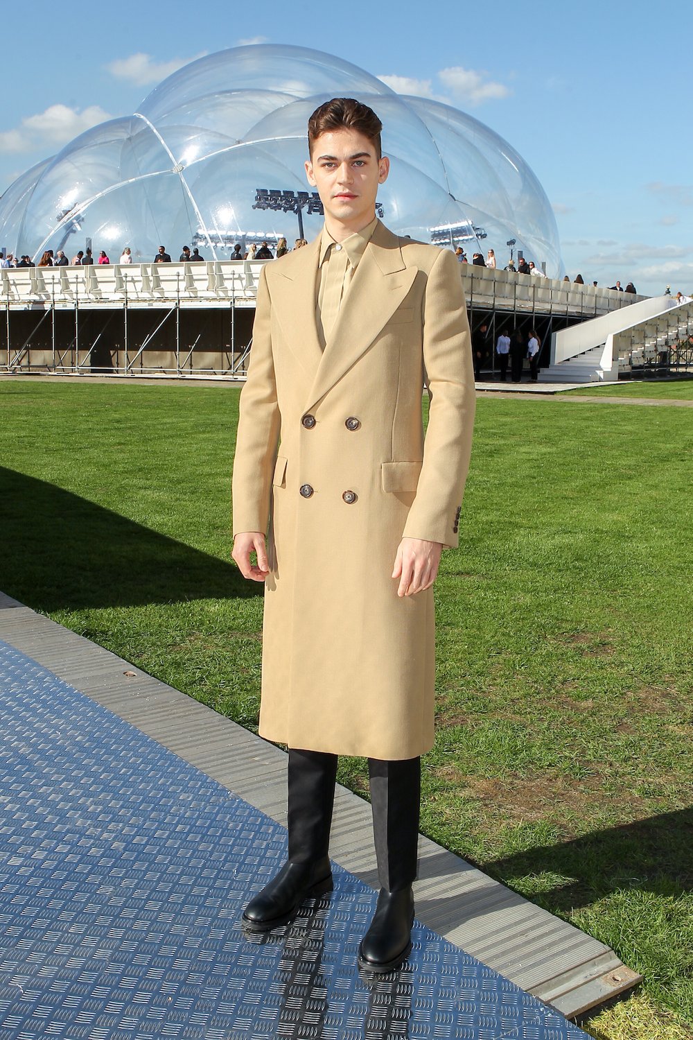 LONDON, ENGLAND - OCTOBER 11: Hero Fiennes-Tiffin attends the Alexander McQueen SS23 Womenswear show at the Old Royal Naval College on October 11, 2022 in Greenwich, England. (Photo by David M. Benett/Dave Benett/Getty Images for Alexander McQueen)
