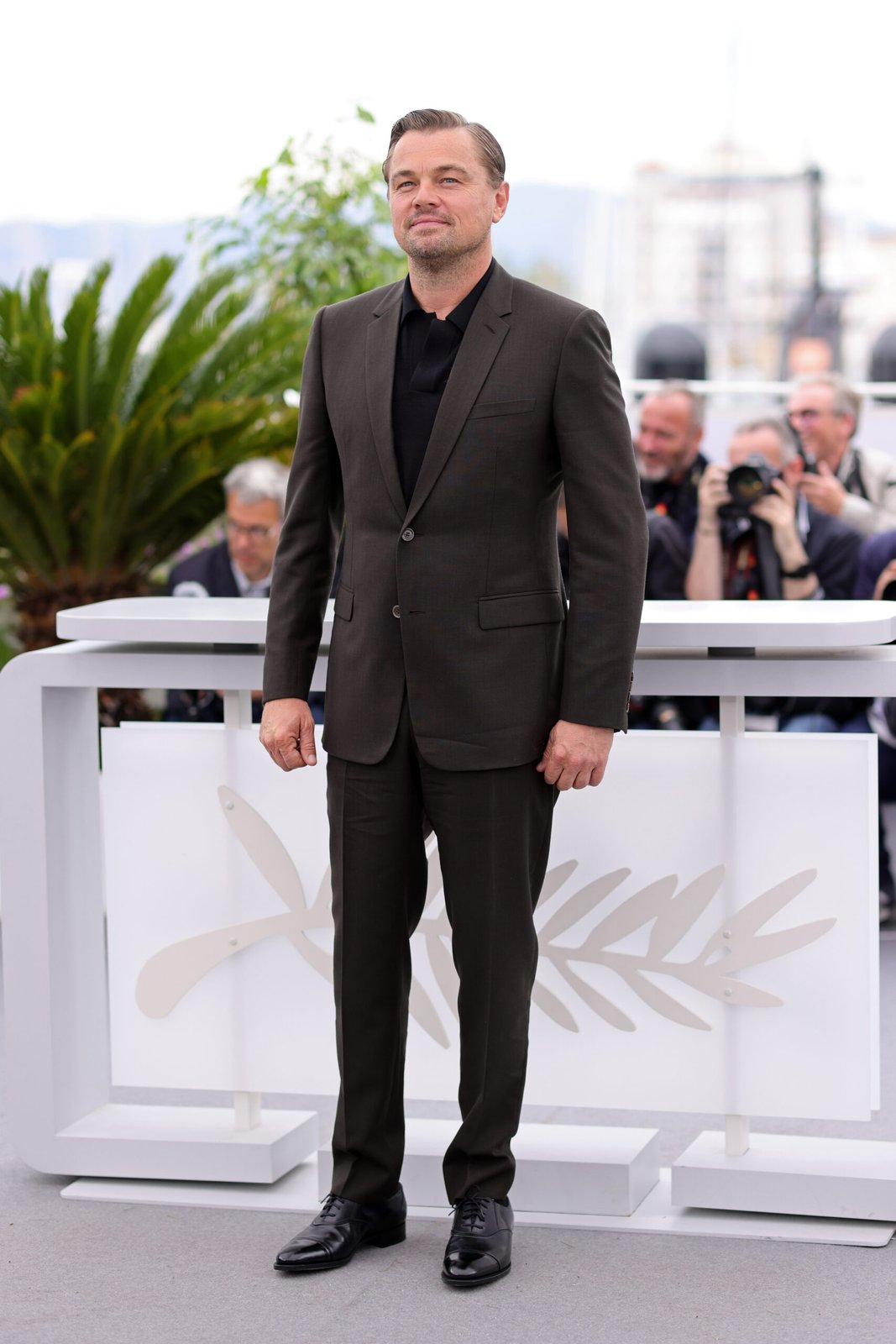 Leonardo Dicaprio dressed in Dior by Kim Jones. He wore a brown wool notch lapel made-to-measure suit.