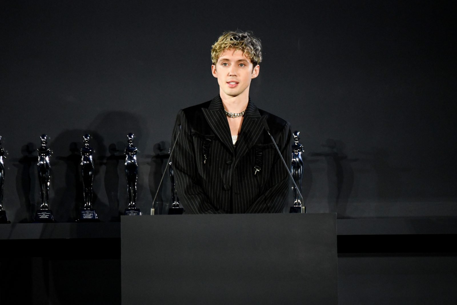 Troye Sivan, before presenting the American Menswear Designer of the Year award, demonstrates the evolving vocabulary of gender-fluid fashion. (Image: BFA)