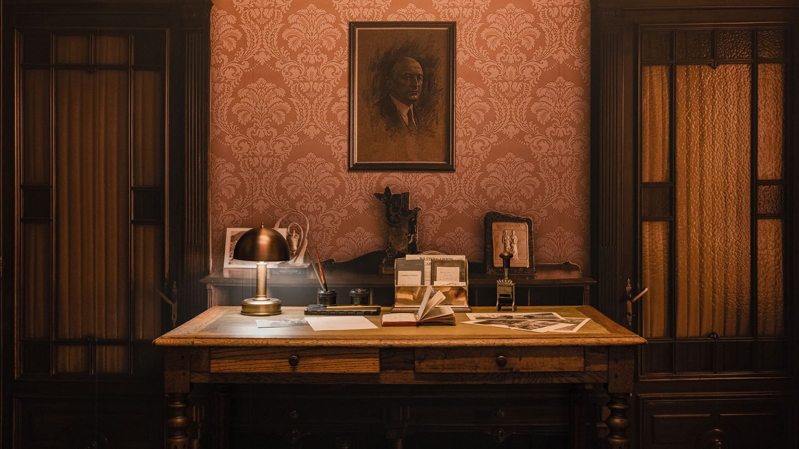 A recreation of Ermenegildo Zegna’s working desk and office as seen at VILLA ZEGNA in New York.