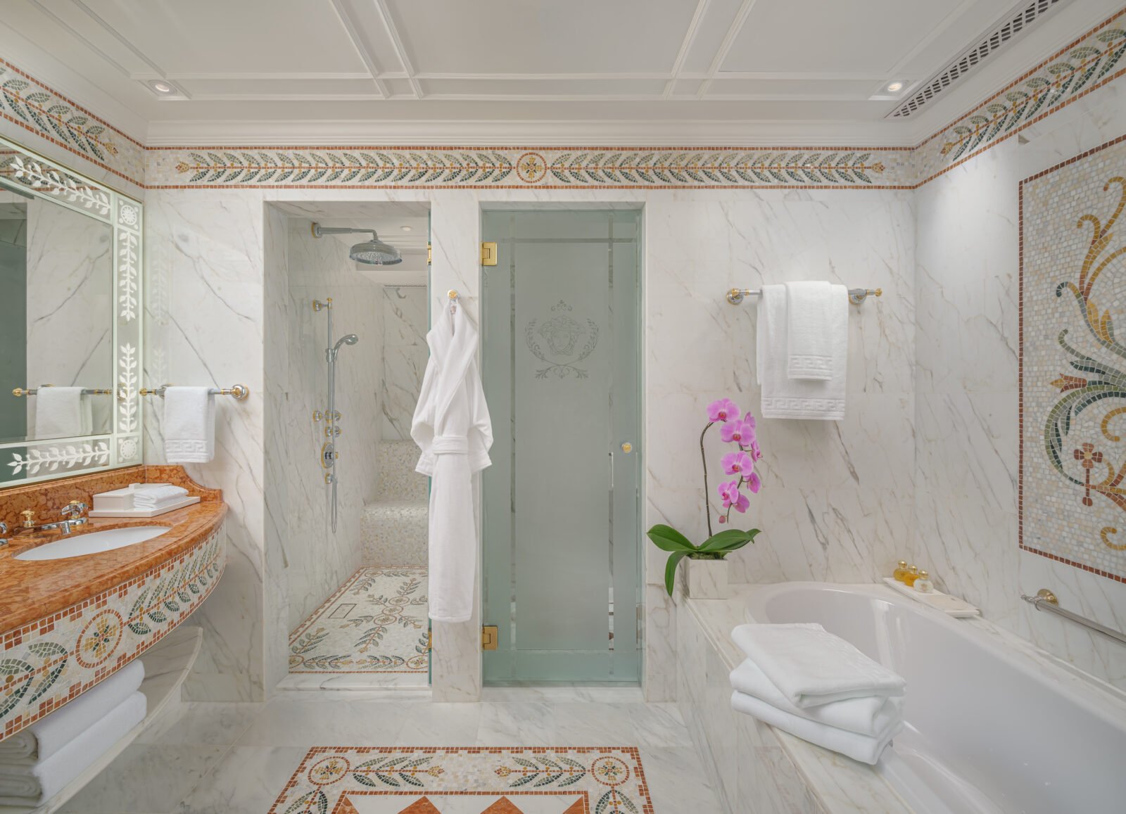 Palazzo-Versace-Macau_Standard-Suite-Bathroom-1600x1157.jpg