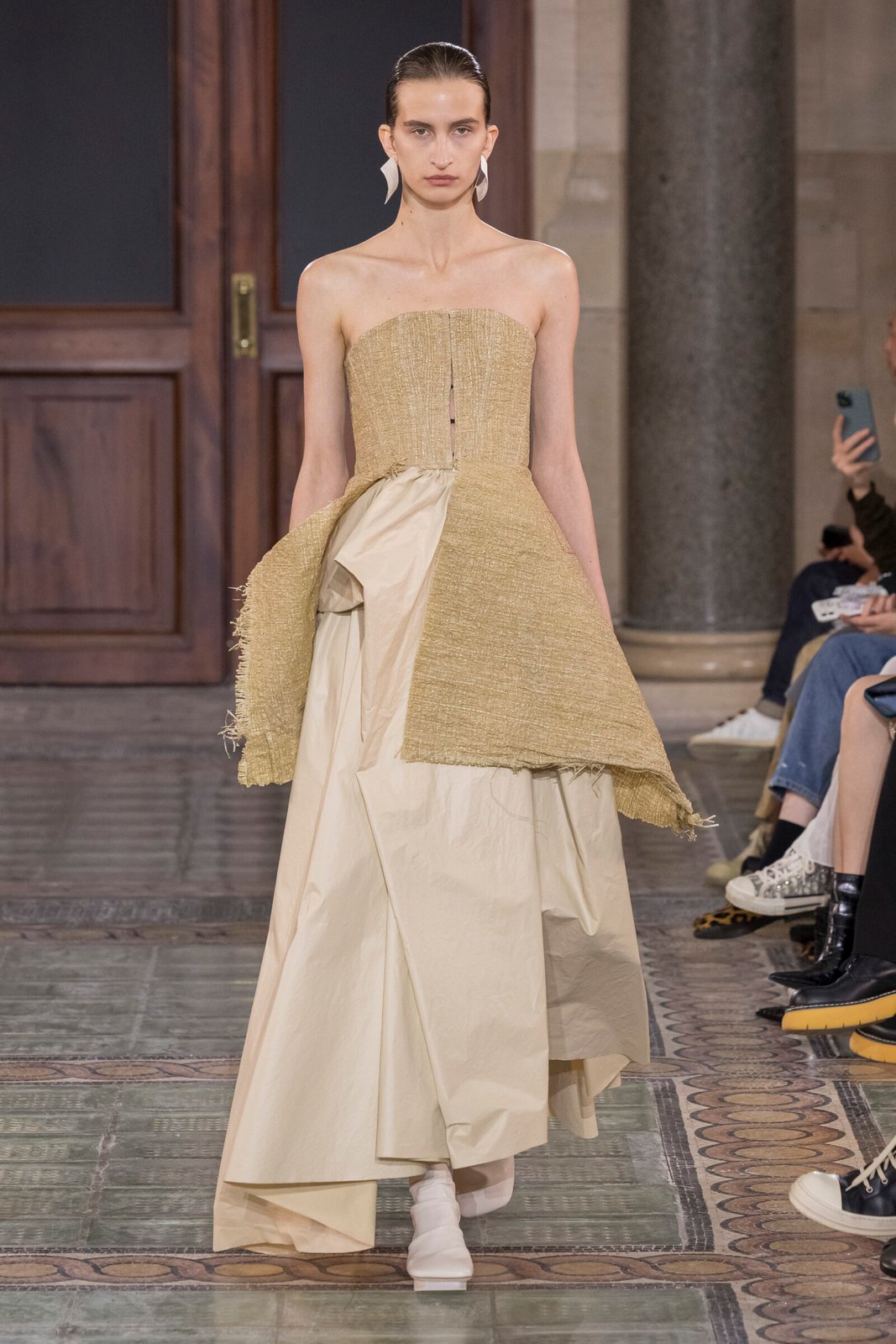 Model on the catwalk at the Uma Wang fashion show in Paris, Spring Summer 2024 Ready To Wear Fashion Week, Photo by Valerio Mezzanotti