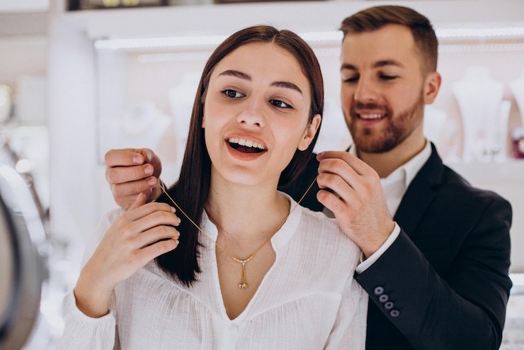 7 Tips To Choose The Perfect Necklace For Her (2023)