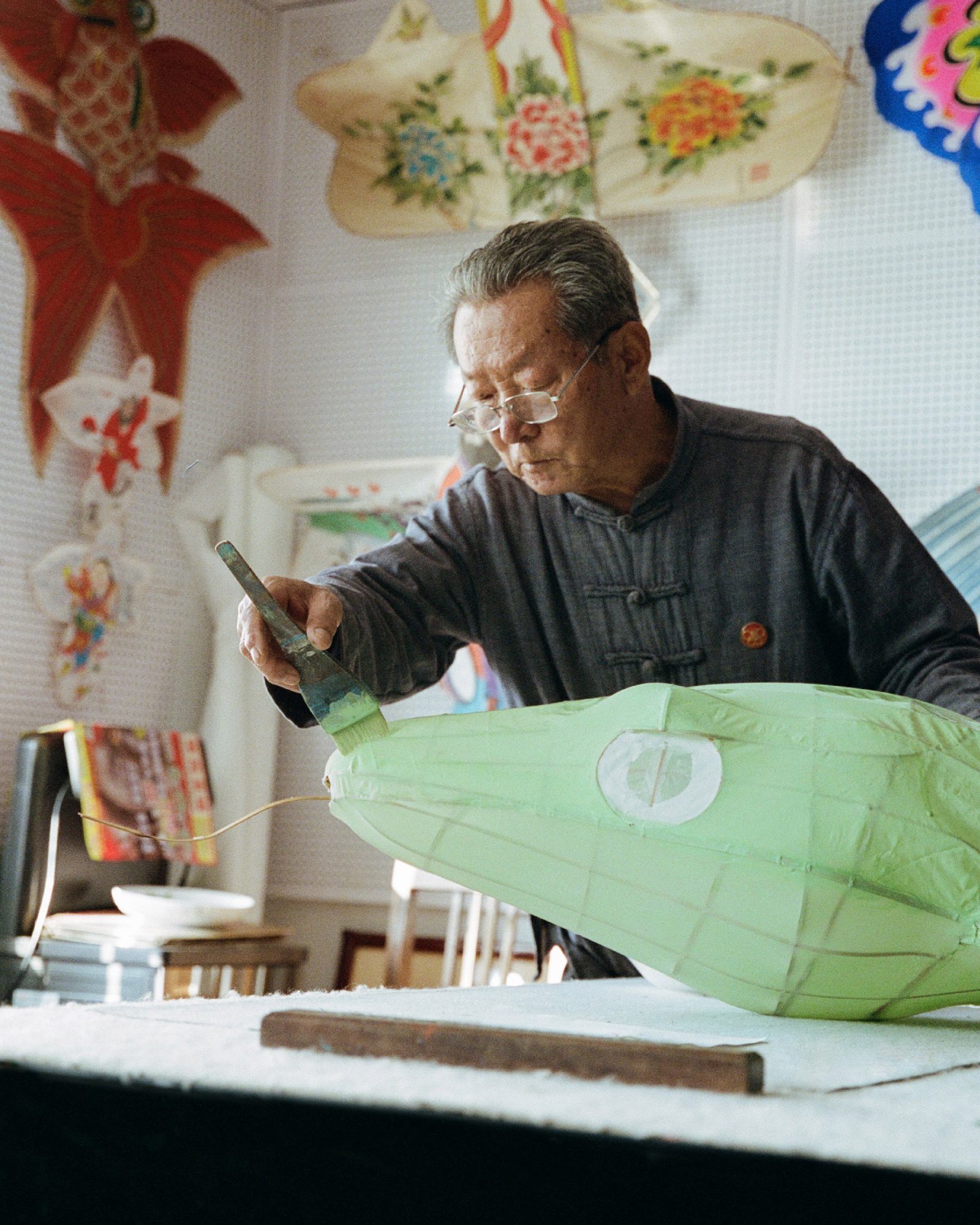 Zhang Xiaodong crafts a traditional snake kite in his Weifang studio (Photo: Courtesy of LOEWE)