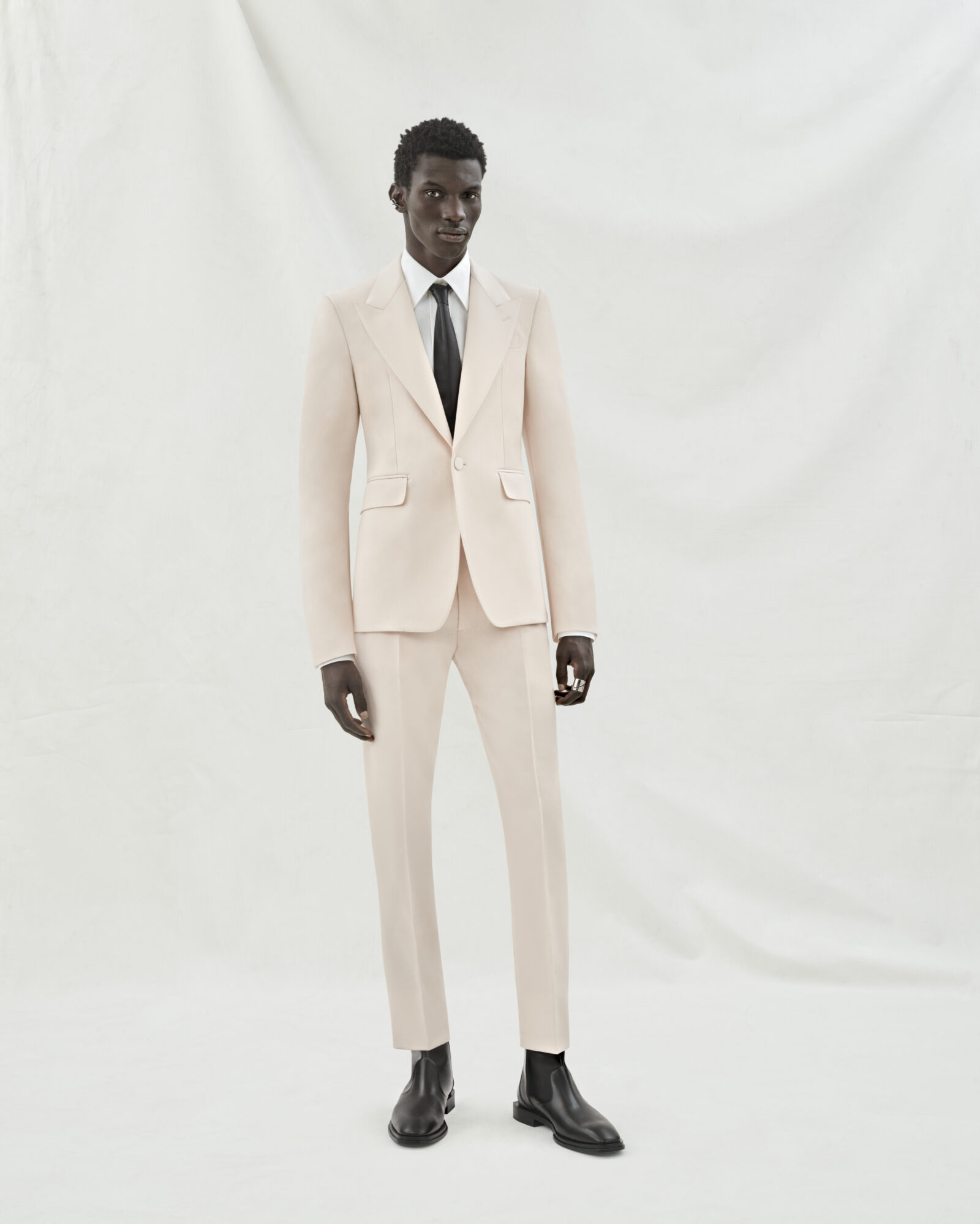 Look 02: Pale peach single-breasted jacket and cigarette trousers in wool grain de poudre. Look 02: Pale peach single-breasted jacket and cigarette trousers in wool grain de poudre.