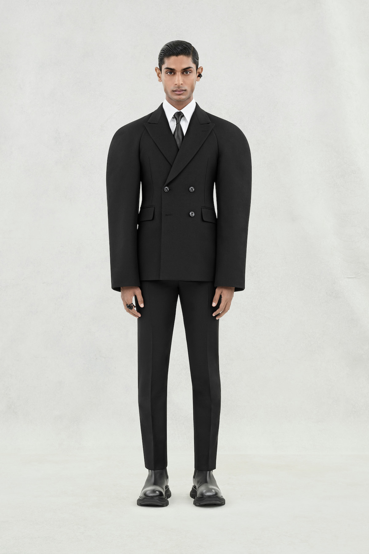 Alexander McQueen Spring/Summer 2024 Menswear Collection, Look 4 Alexander McQueen Spring/Summer 2024 Menswear Collection, Look 4