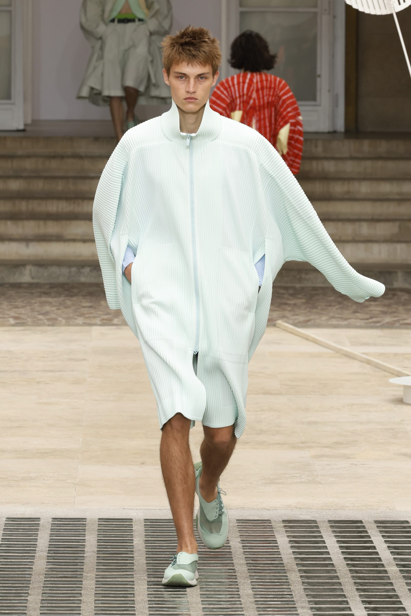 MONTHLY COLOR JANUARY is available in a variety of crisp colors. This new coat style features a soft, rounded silhouette. It can be worn in many ways, with additional arm openings, allowing the sleeves to wave in the wind.