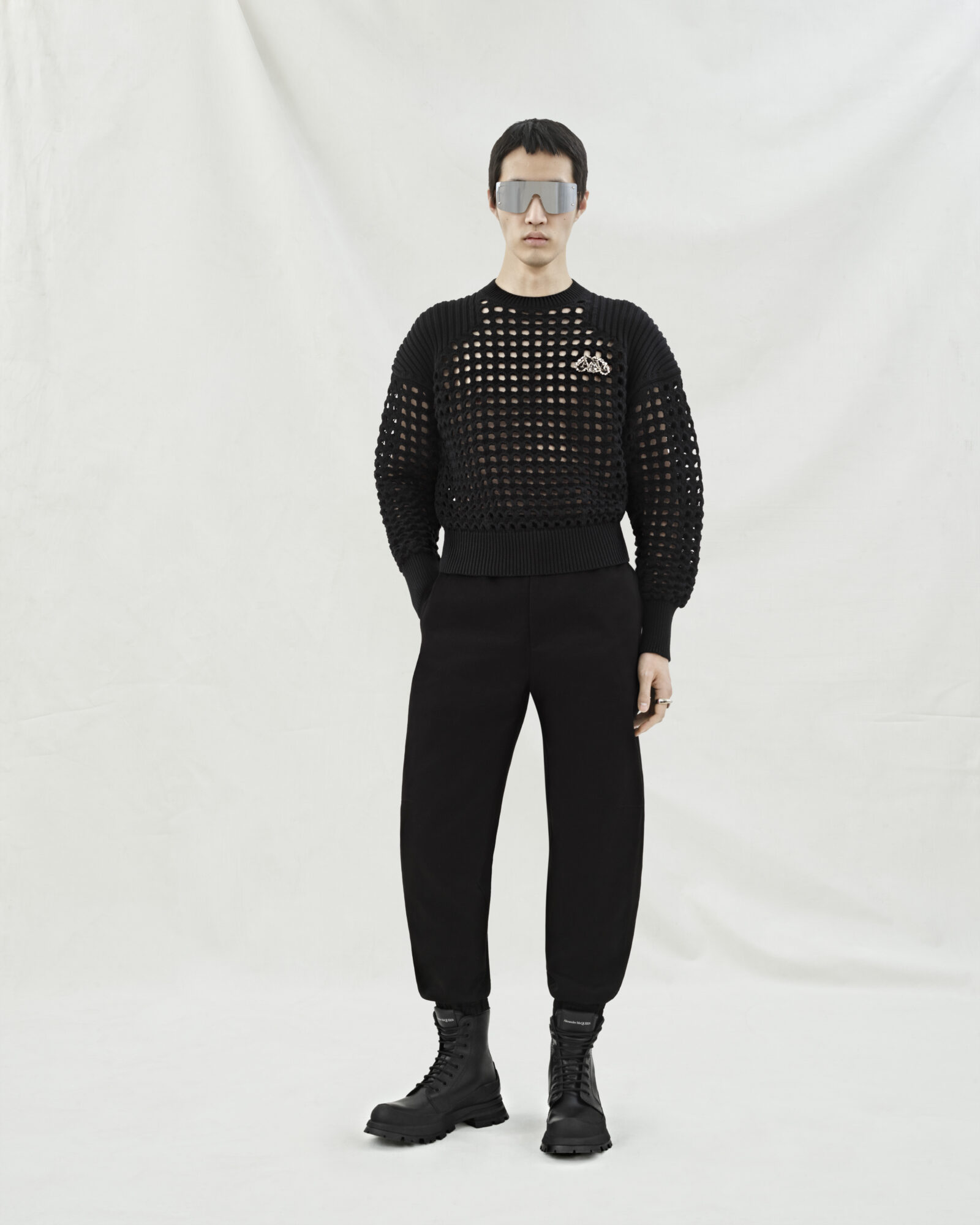 Look 14: Three-dimensional mesh knit jumper adorned with a crystal seal appliqué Look 14: Three-dimensional mesh knit jumper adorned with a crystal seal appliqué