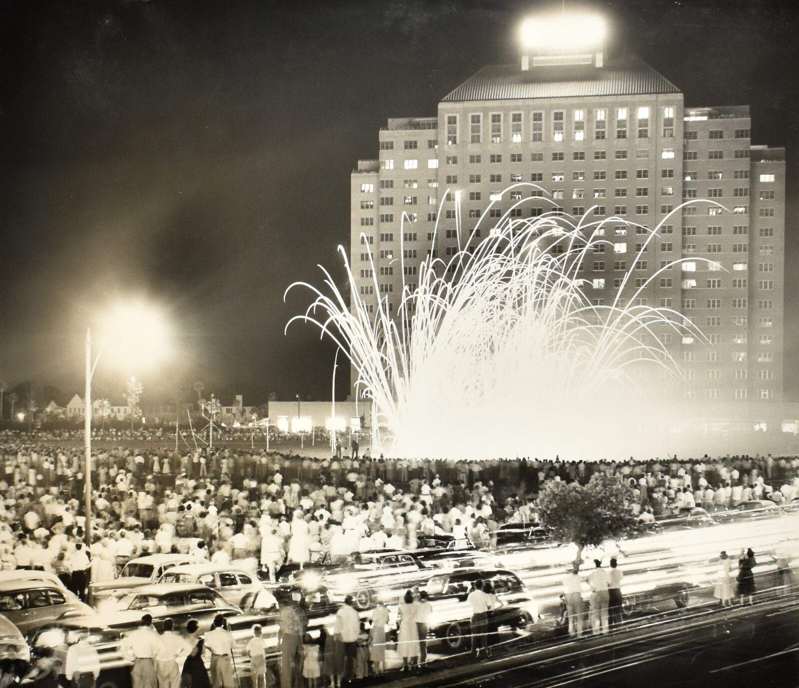 Caroline Valenta, July 4, Shamrock Hotel. July 4, 1949, gelatin silver print, the Museum of Fine Arts, Houston, gift of Caroline Valenta's children. © Estate of Caroline Valenta