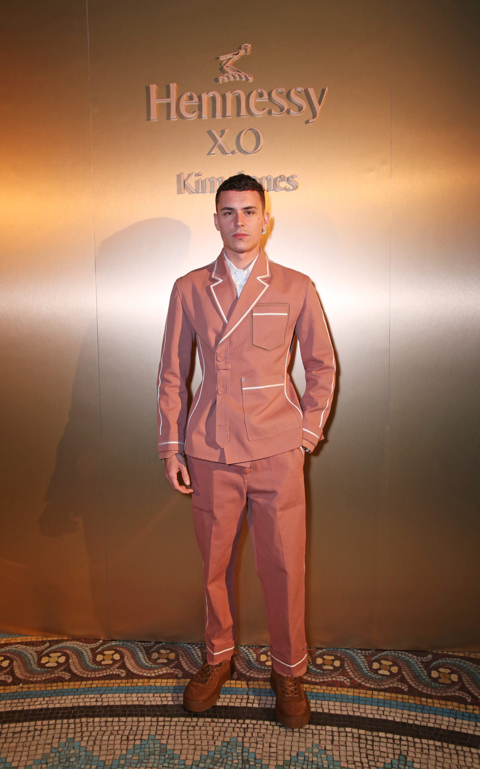 Arón Piper wore a Dior Summer 2023 men’s collection pink cotton canvas workwear jacket and matching pants and a white cotton classic shirt.) Arón Piper