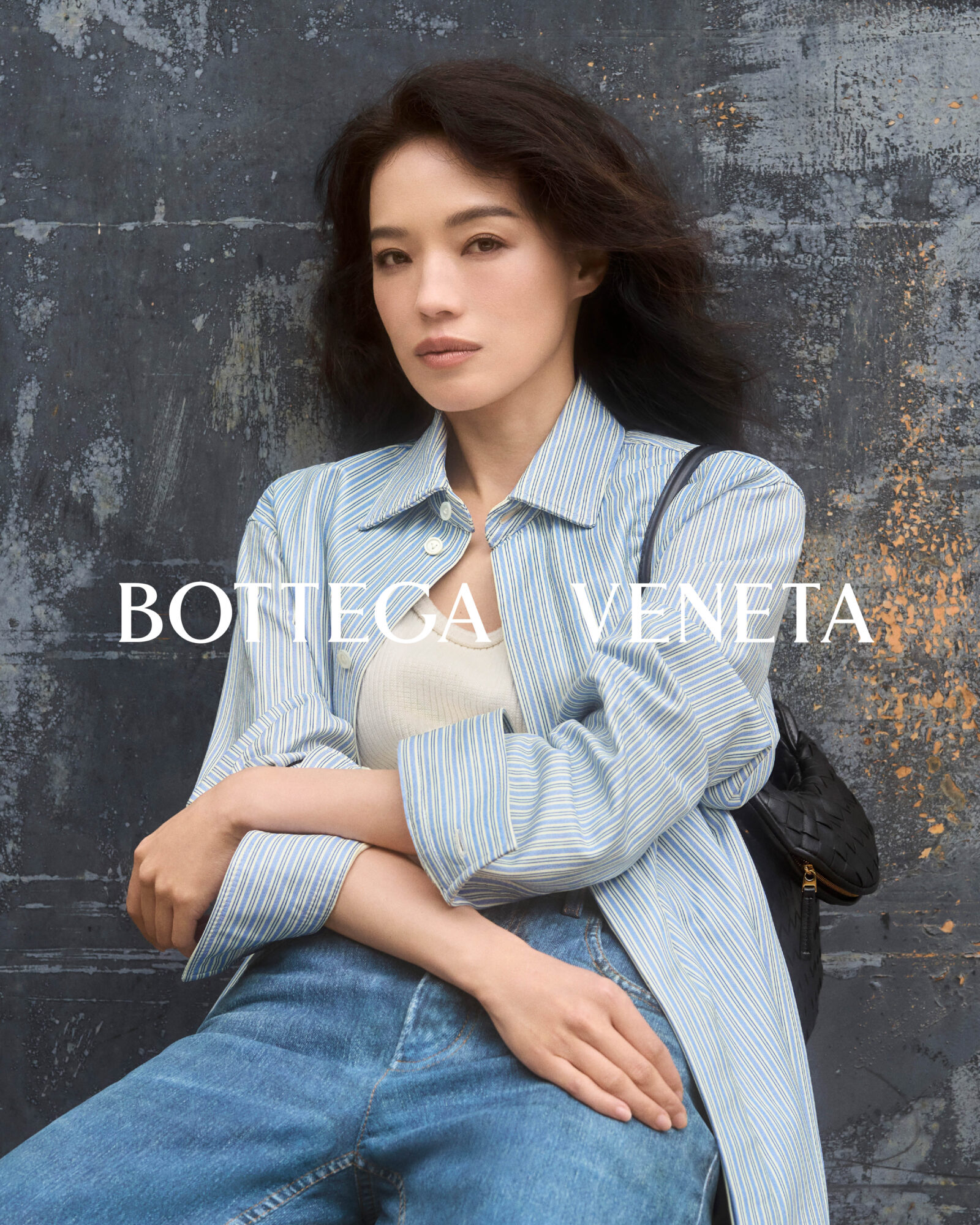 In classic stripes, Shu Qi embodies the contemporary spirit of Bottega Veneta, blending timeless style with modern sophistication. In classic stripes, Shu Qi embodies the contemporary spirit of Bottega Veneta, blending timeless style with modern sophistication.