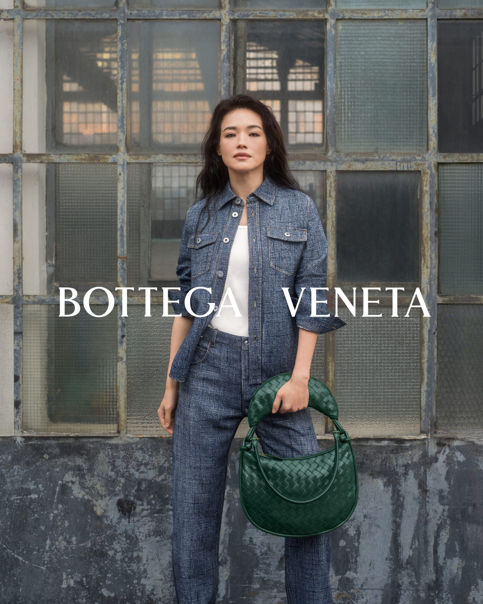 Pairing denim-on-denim with Bottega Veneta's iconic Gemelli woven leather handbag, Shu Qi redefines urban chic for the brand's latest campaign. Pairing denim-on-denim with Bottega Veneta