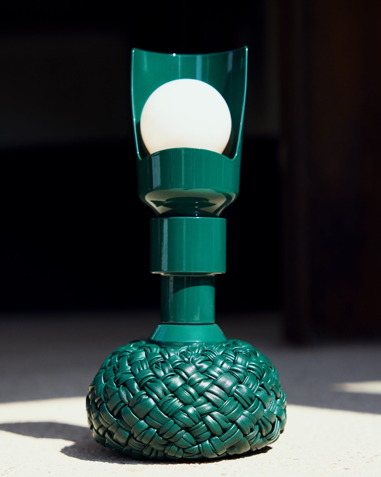 A close-up of the Model 600 in Bottega Veneta's signature green highlights the intricate intrecciato weave base, blending Sarfatti's flexibility with the House’s craftsmanship. (Image: Courtesy of Bottega Veneta)