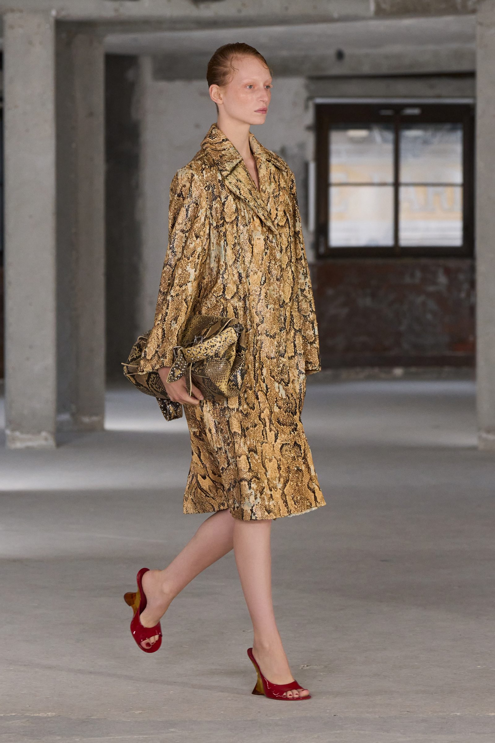 Look 1, Dries Van Noten Women’s Spring-Summer 2025 (Image: GORUNWAY)