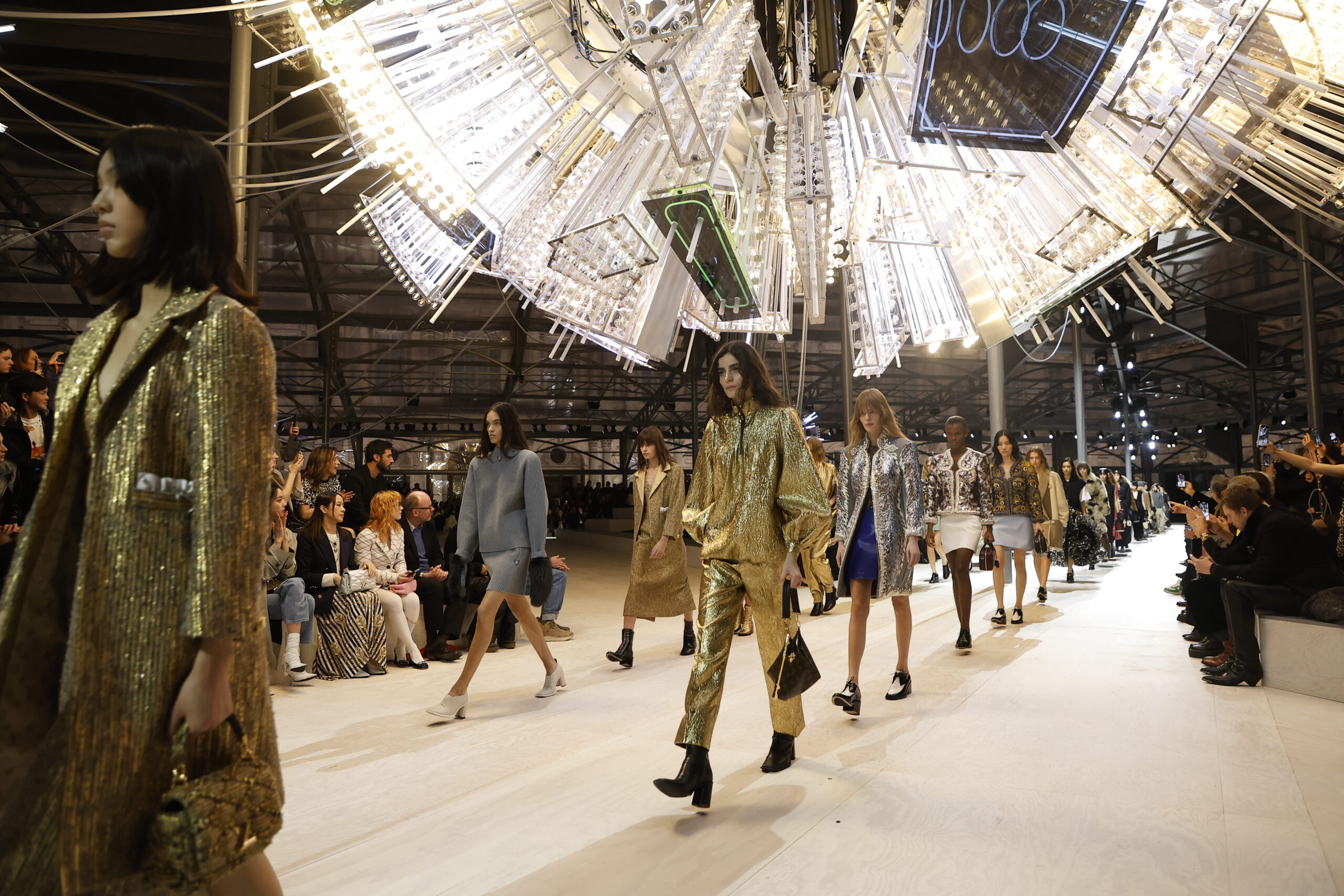 Review: Louis Vuitton Women’s Fall/Winter 2024-25, Ghesquière Goes Back to the Future for A Dramatic Collection