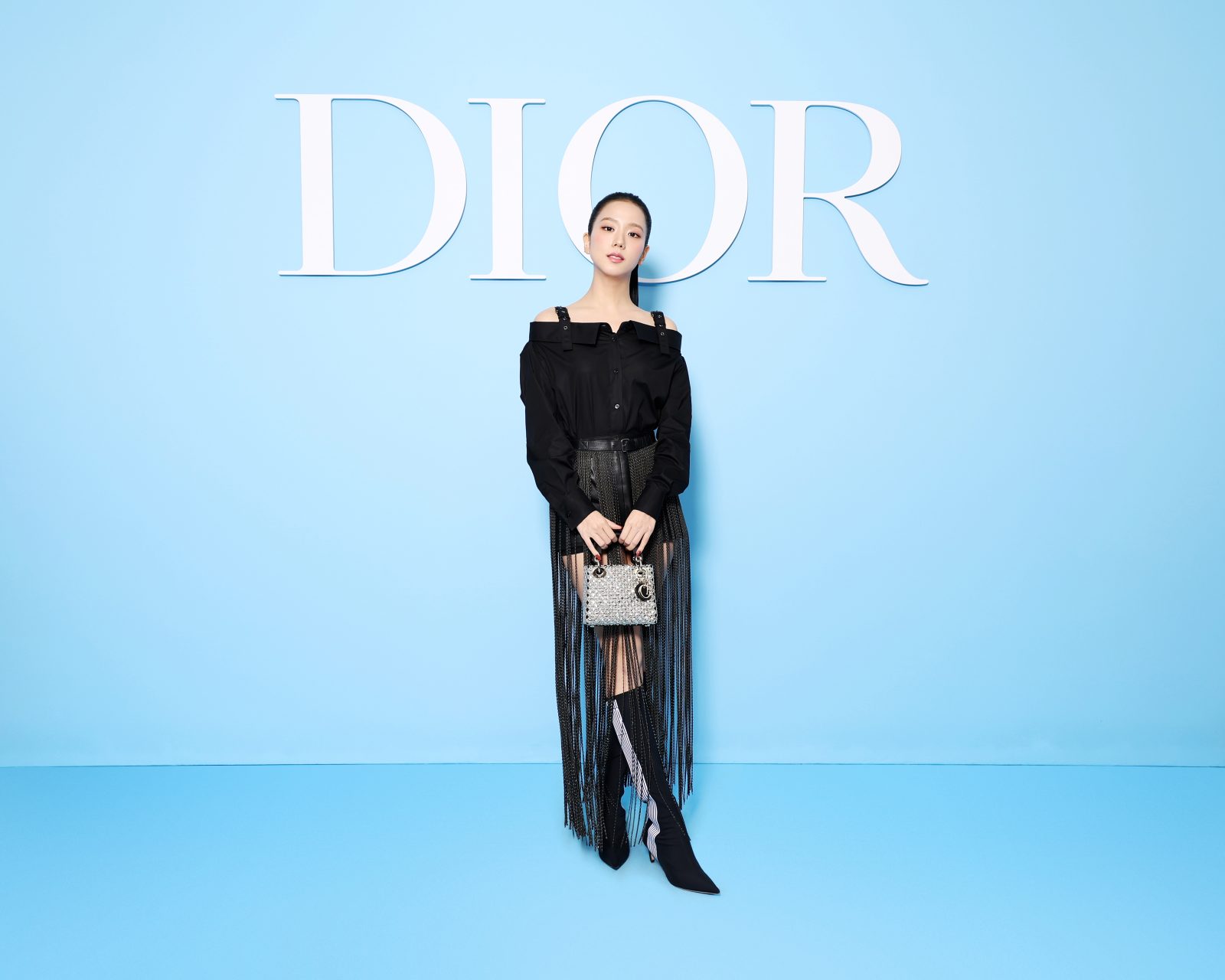 Jisoo attends the DIOR Women’s Spring-Summer 2025 show during Paris Fashion Week.