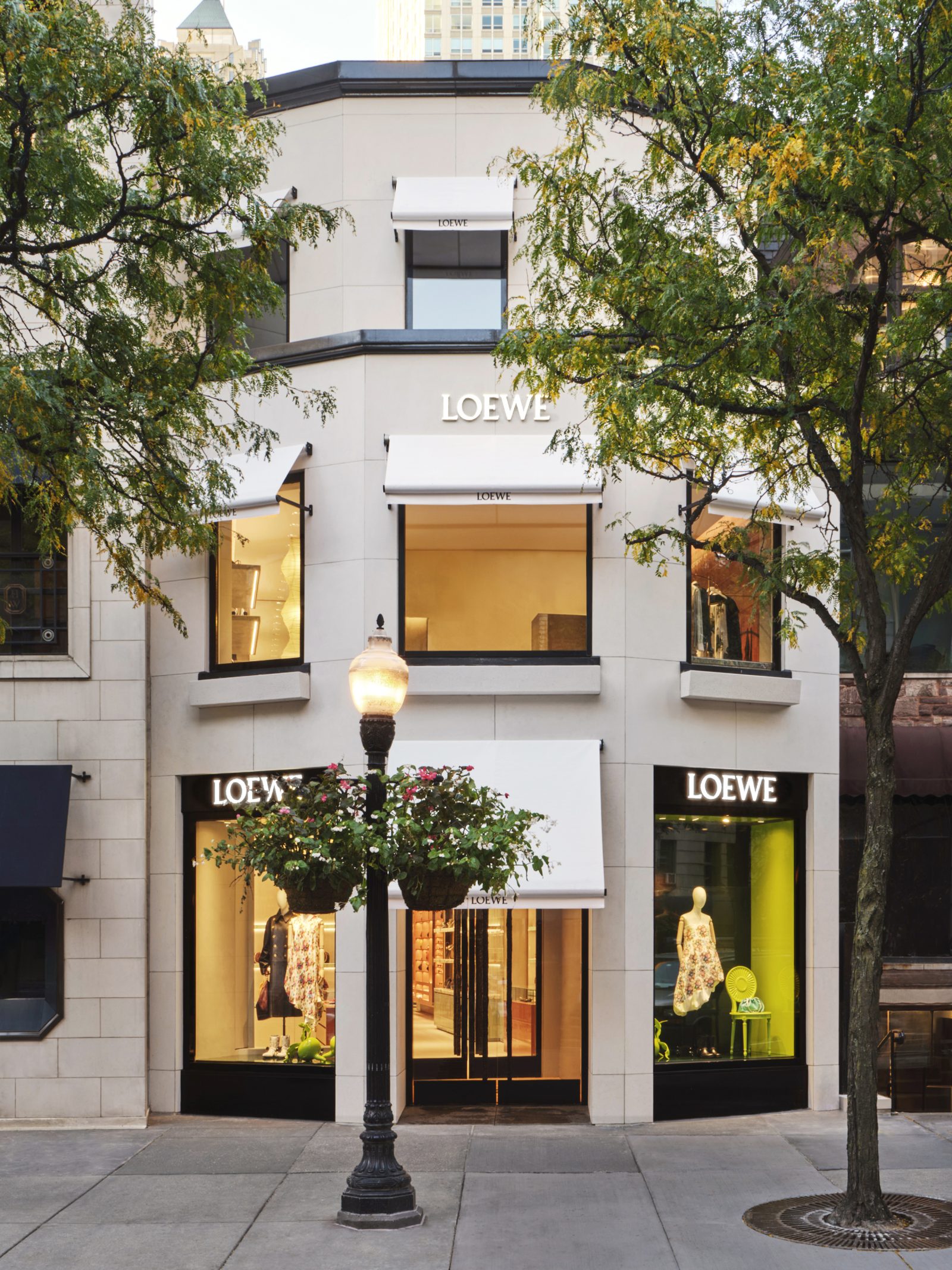 LOEWE welcomes its new CASA LOEWE location on Oak Street in Chicago.