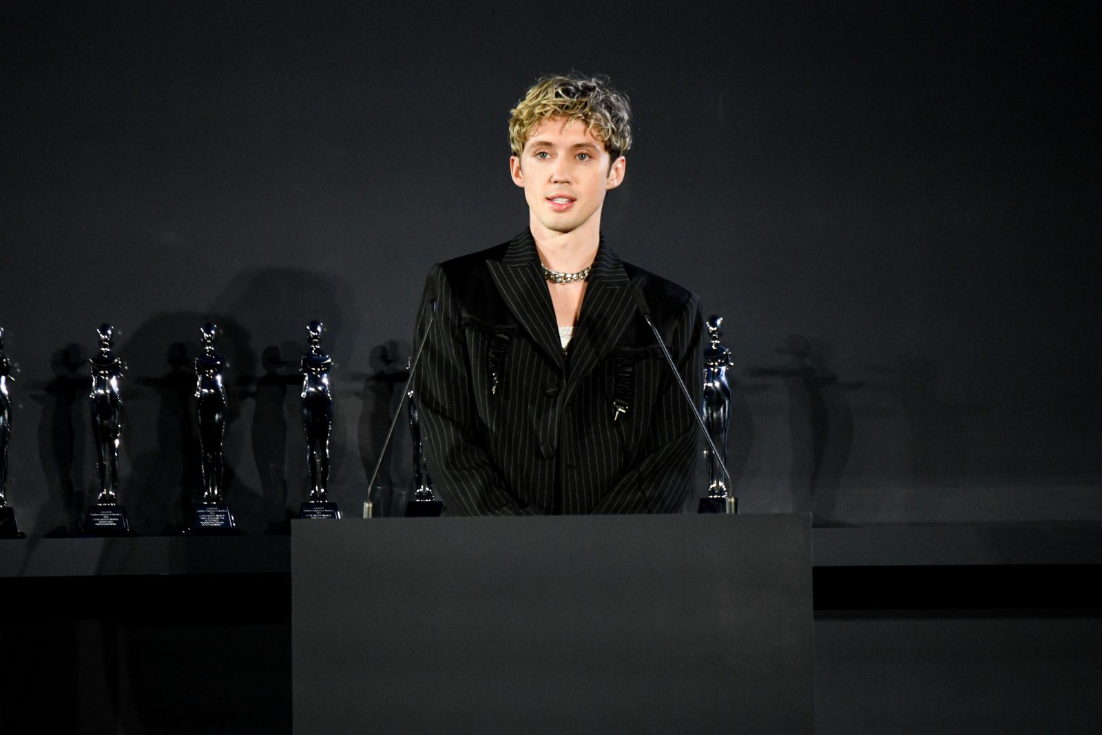 Troye Sivan, before presenting the American Menswear Designer of the Year award, demonstrates the evolving vocabulary of gender-fluid fashion. (Image: BFA)