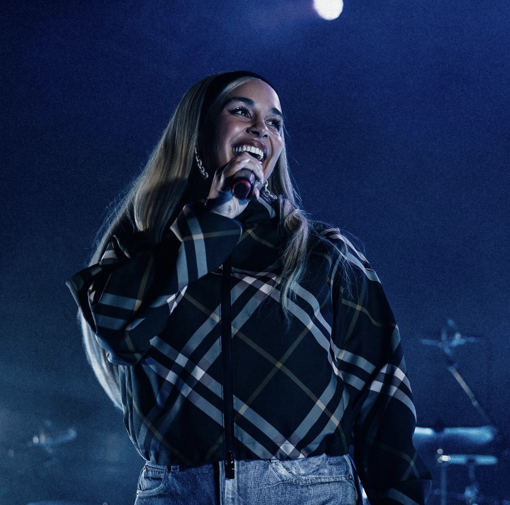 Jorja Smith performs in London wearing Burberry, November 2024 (Photo: Getty Images)