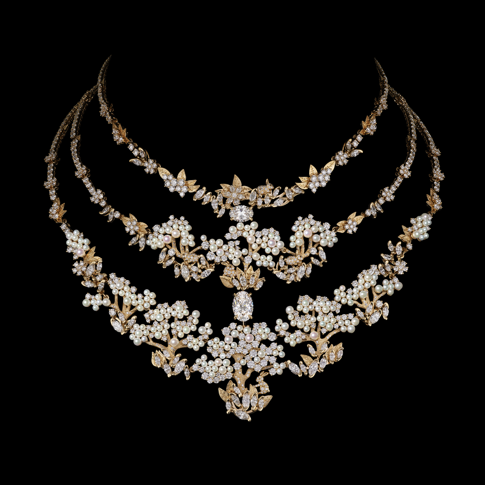 A necklace featuring yellow gold, diamonds, sapphires, and mother-of-pearl merges the House’s heritage with avant-garde artistry.