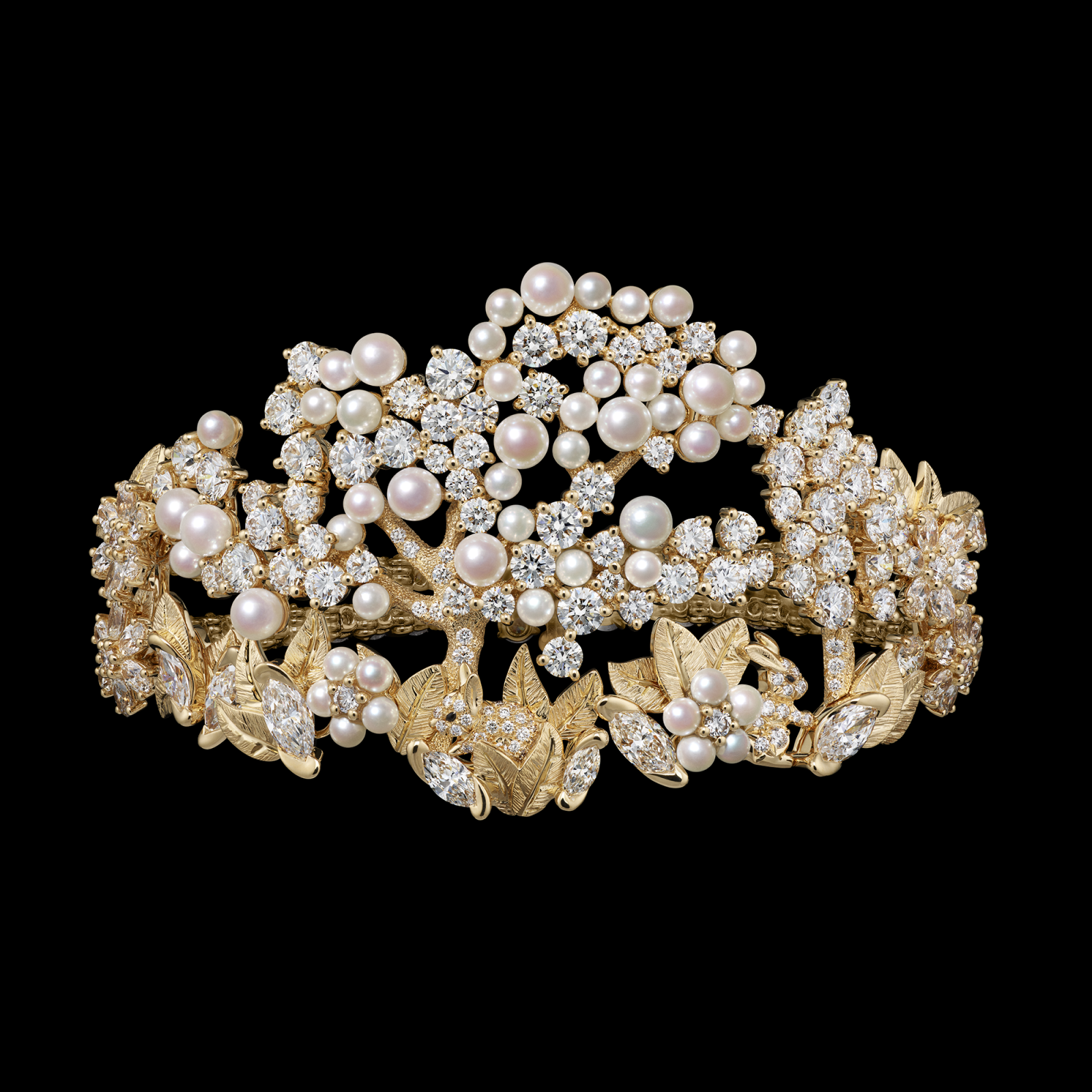 A bracelet expertly fashioned from yellow gold, diamonds, and pearls brings Dior’s whimsical interpretation of nature to life, where diamond-encrusted rabbits delicately interact with mother-of-pearl foliage.