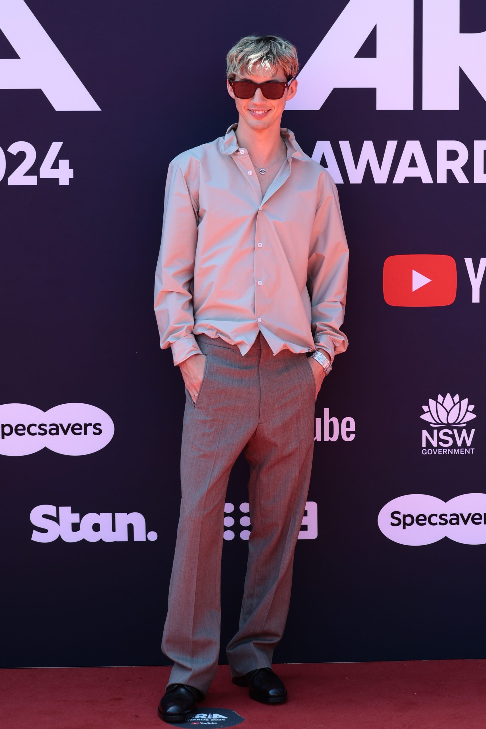 At the ARIA Awards, Troye Sivan embodies Gen Z minimalism in an oversized silver shirt and relaxed trousers. (Photo: Chris Huang/Publishd/Shutterstock)