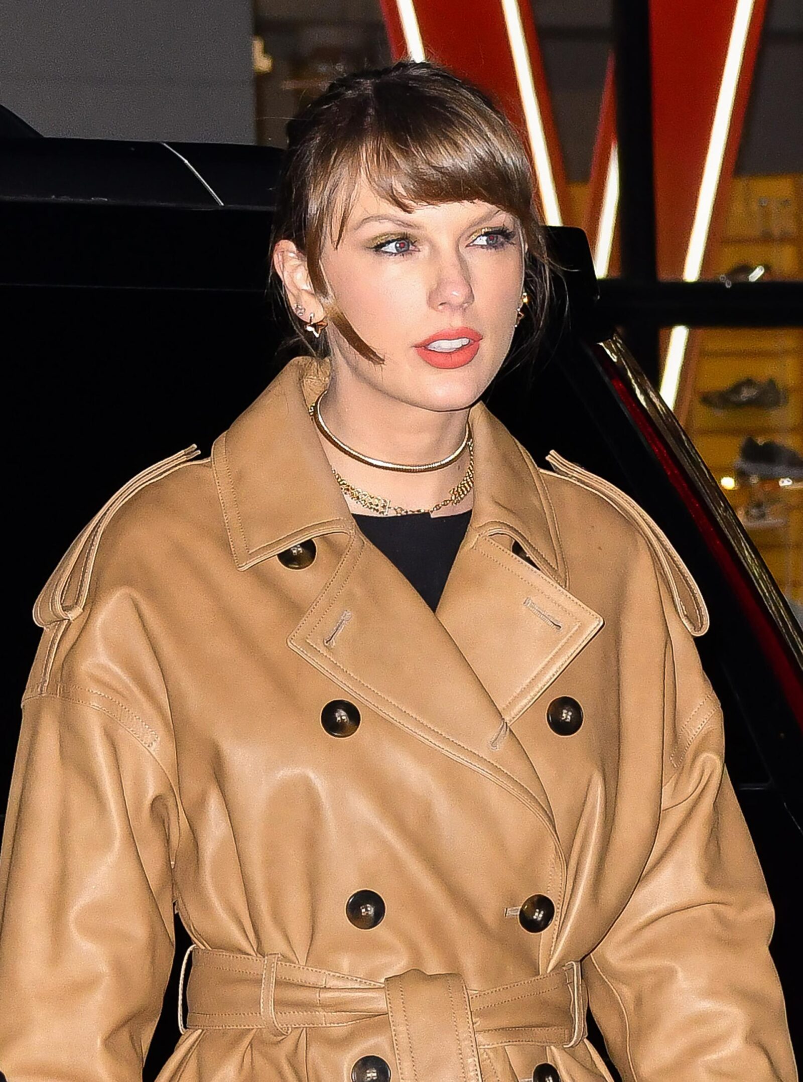 Taylor Swift pairs a classic trench coat with the striking Blossom Fine Jewelry Collection by Louis Vuitton, adding a luxurious touch to her Manhattan ensemble. Image courtesy of Louis Vuitton.