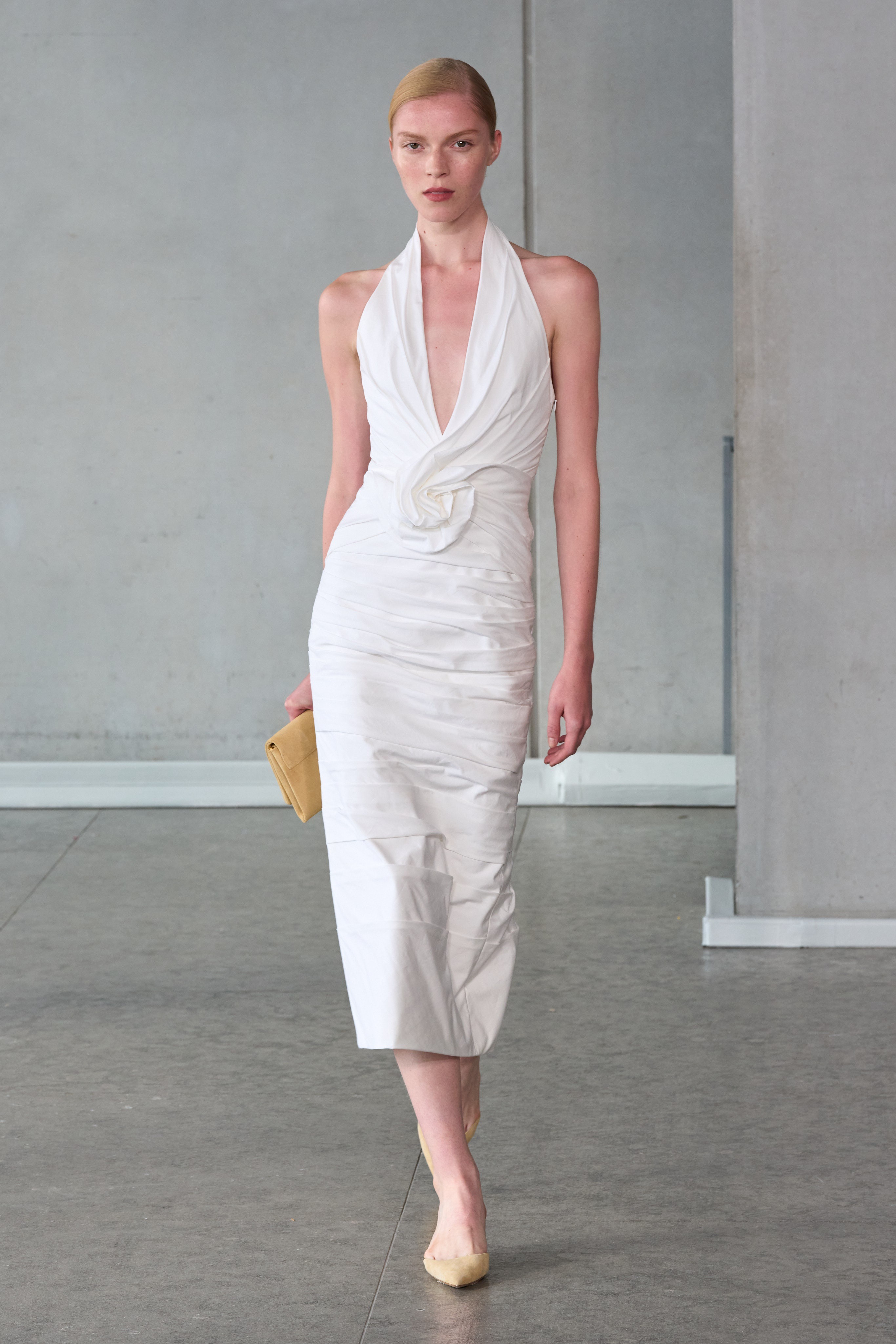 Embodying the pristine charm of white, Carolina Herrera SS24 presents a masterclass in elegance with this sculpted white dress, accentuating grace and fluidity.