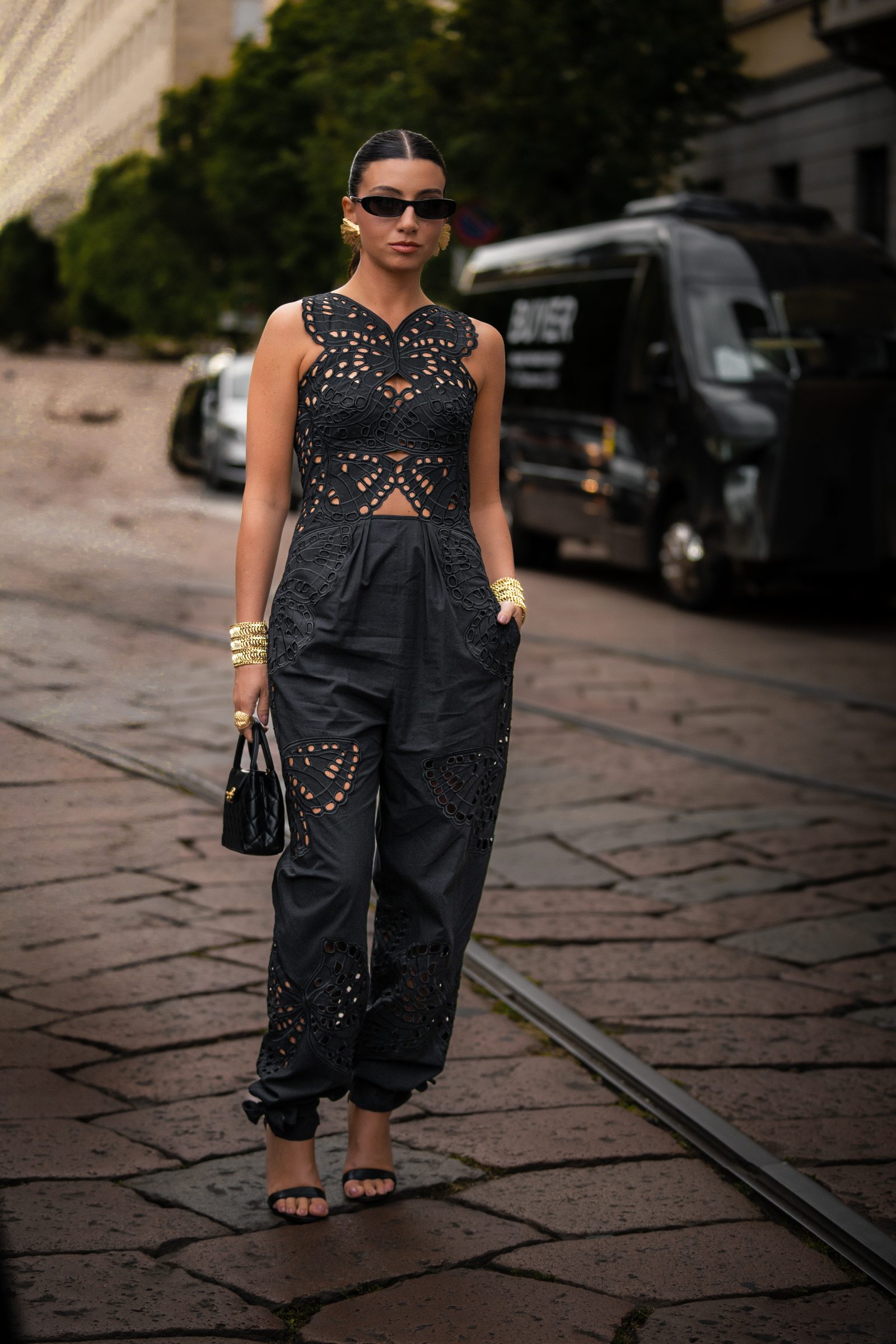 Guest arrives at Alberta Ferretti’s Spring-Summer 2025 runway show in Milan (Image: Riccardo Perdisa for Rain Magazine).