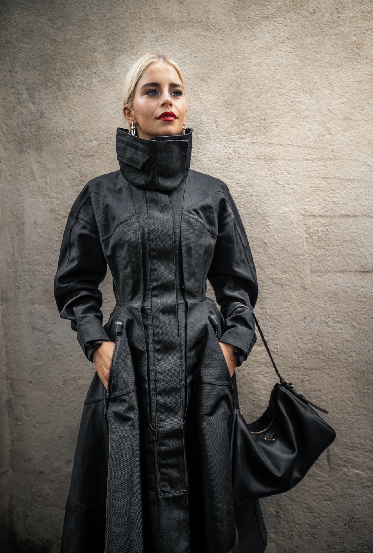 Caro Daur arrives at Prada’s Women’s Spring-Summer runway show in Milan (Image: Riccardo Perdisa for Rain Magazine).
