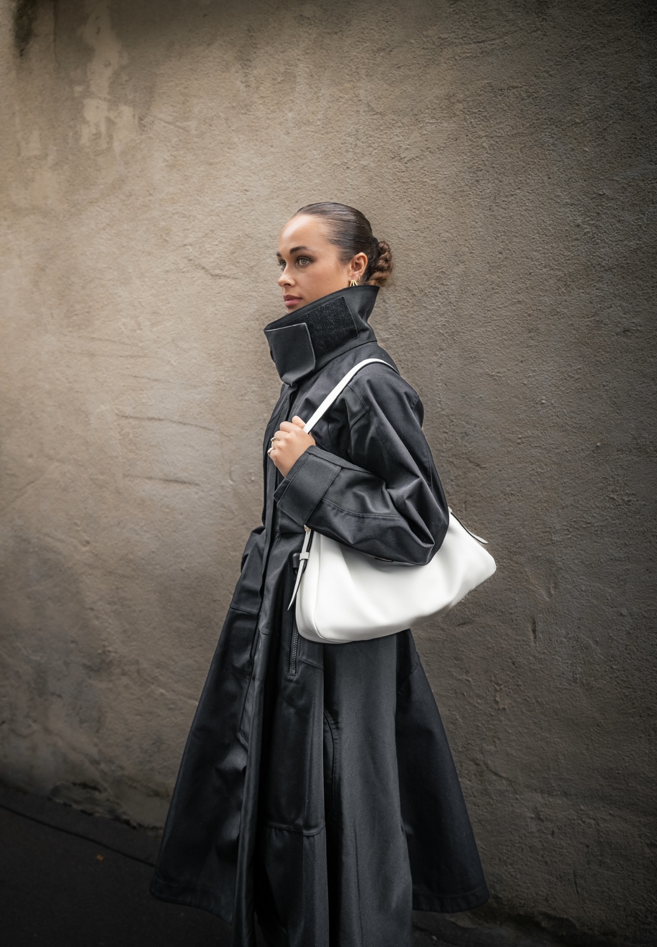 Sarah Lysander arrives at Prada’s Women’s Spring-Summer runway show in Milan (Image: Riccardo Perdisa for Rain Magazine).