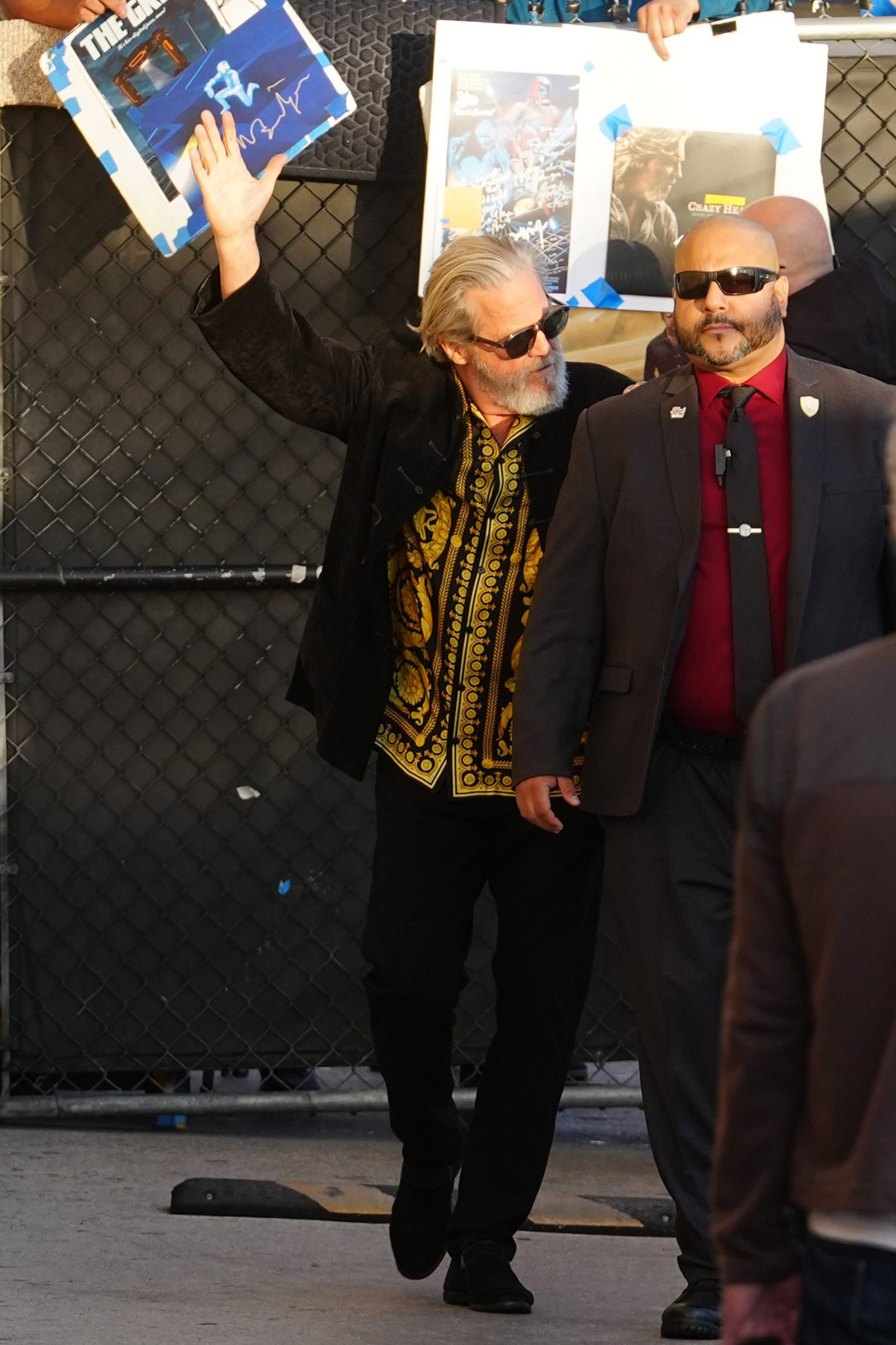 Hollywood legend Jeff Bridges makes an appearance on Jimmy Kimmel Live, wearing Versace’s signature black-and-gold Barocco printed silk shirt, paired with a classic black blazer.