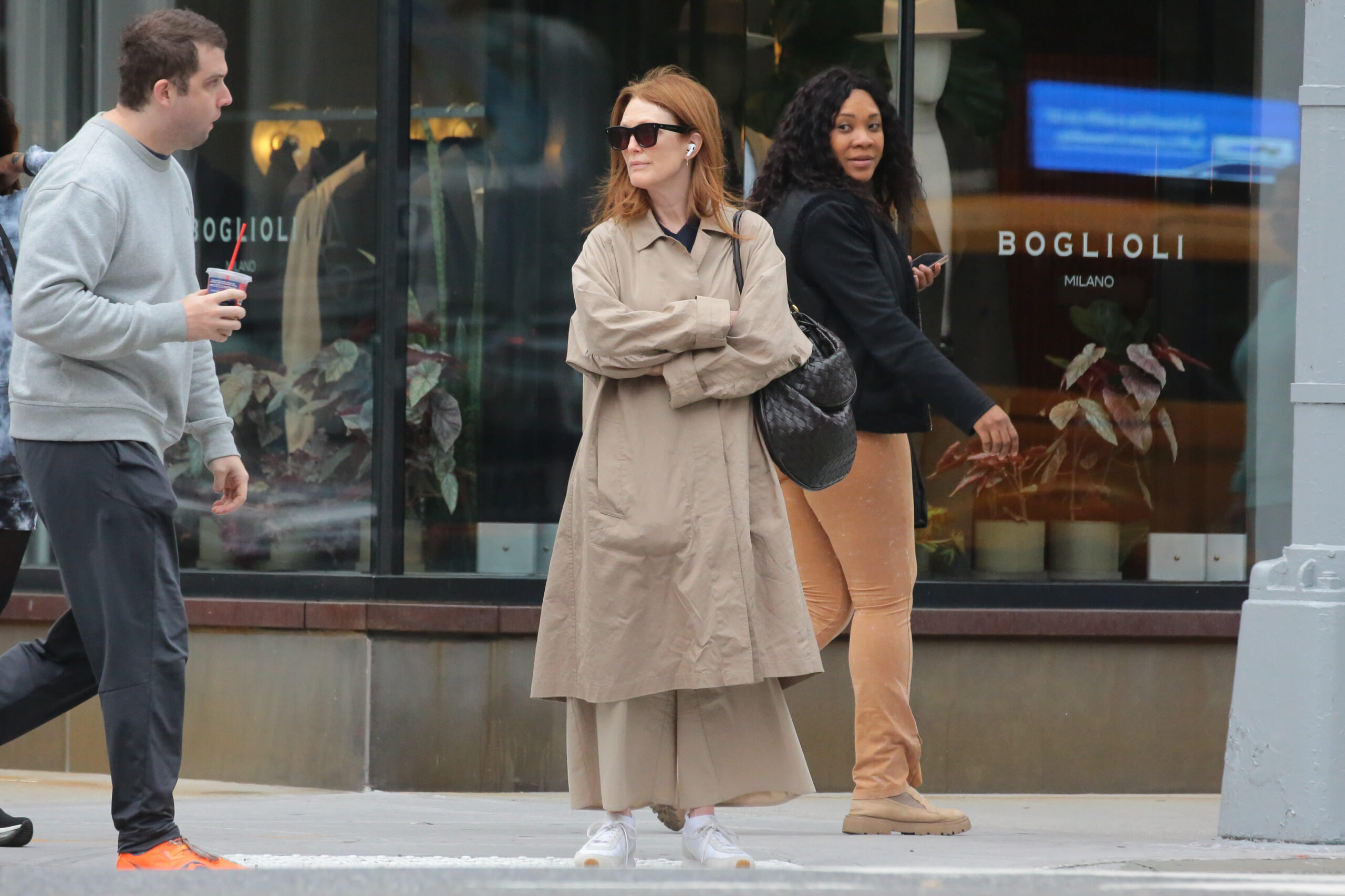 Julianne Moore gracefully displays the charm of Bottega Veneta's Gemelli handbag on a city day out. Elegance personified. (Photo by Ignat/Bauer-Griffin/GC; Images courtesy of Bottega Veneta) Julianne Moore effortlessly showcases the allure of Bottega Veneta
