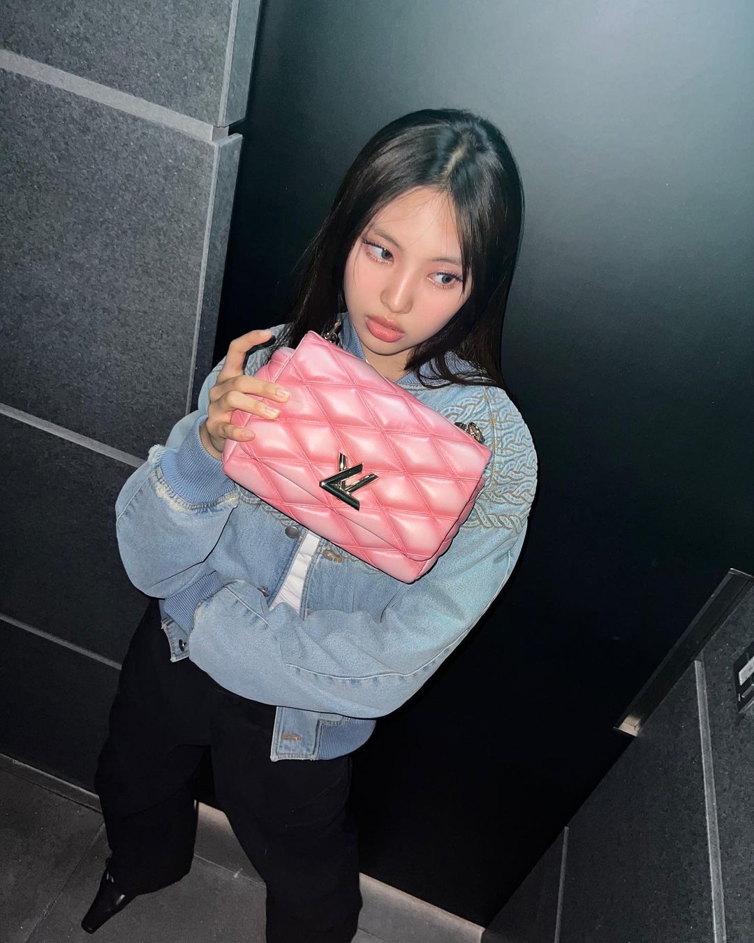 HYEIN is seen with the GO-14 bag
