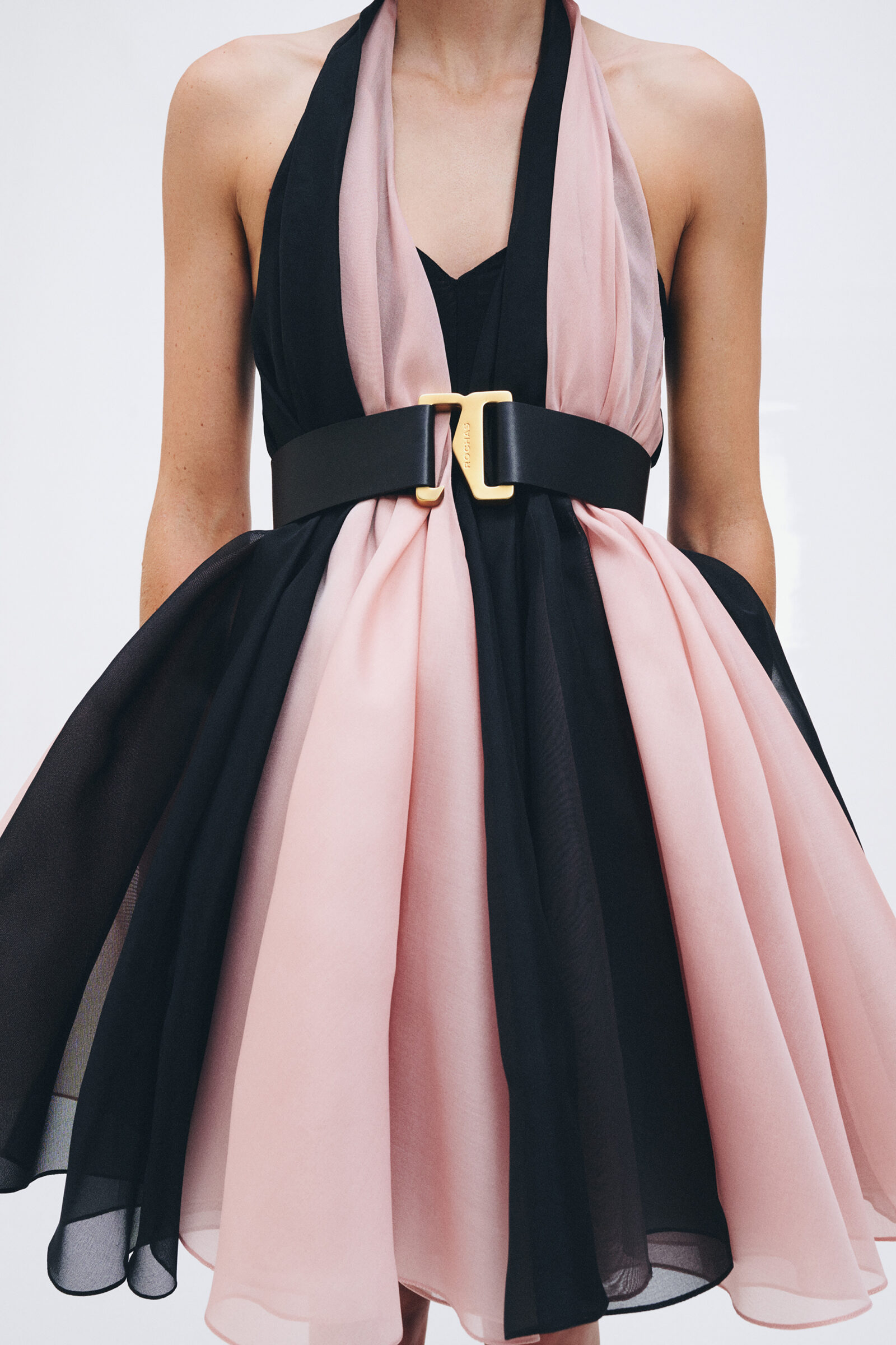 ROCHAS Printemps-Été 2024 Unveils Modern Sophistication: A Stunning Meeting of Bold Volumes and Romantic Hues. "ROCHAS Printemps-Été 2024 Unveils Modern Sophistication: A Stunning Meeting of Bold Volumes and Romantic Hues.
