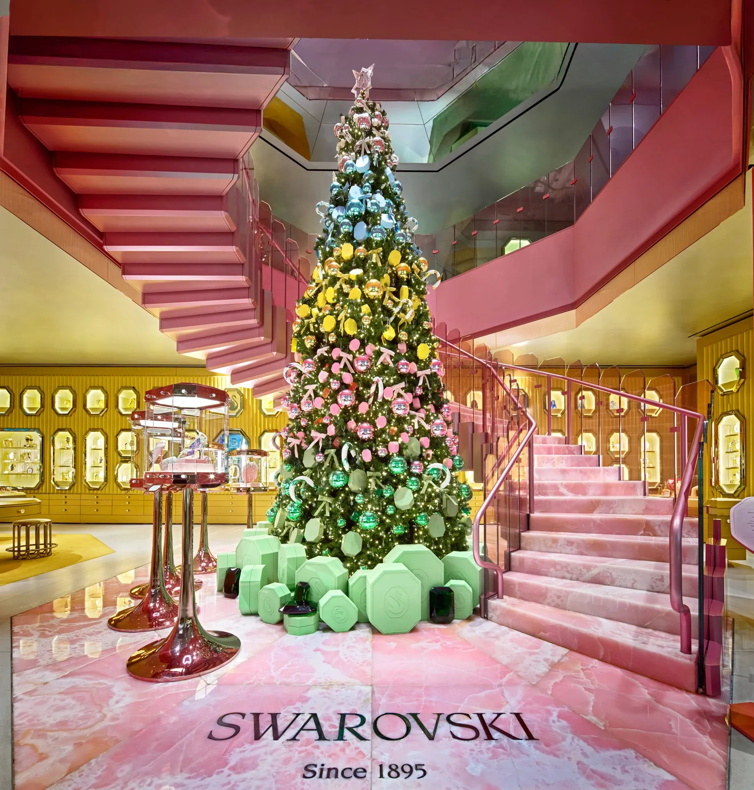 241102-swarovski-tree-comp-01- 241102-swarovski-tree-comp-01-